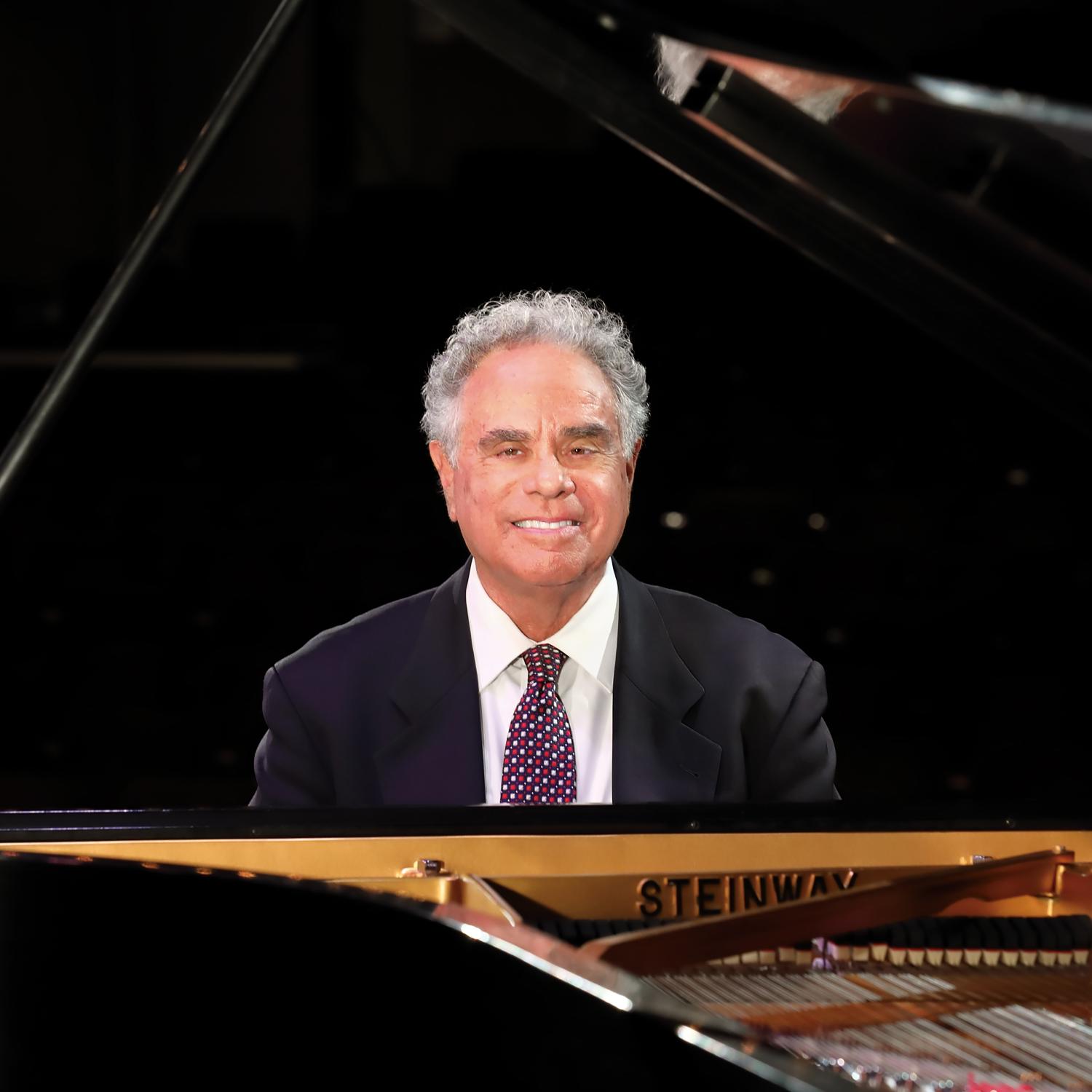 Jeffrey Siegel at the piano